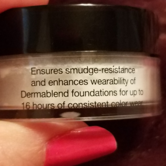 Dermablend Loose Setting Powder- Travel Size - Picture 4 of 5